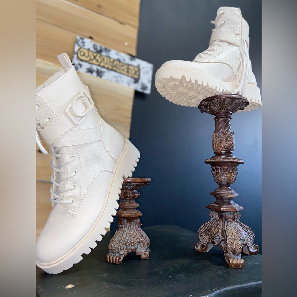 GUESS Orana Combat Boot size 7- white/ivory BRAND NEW